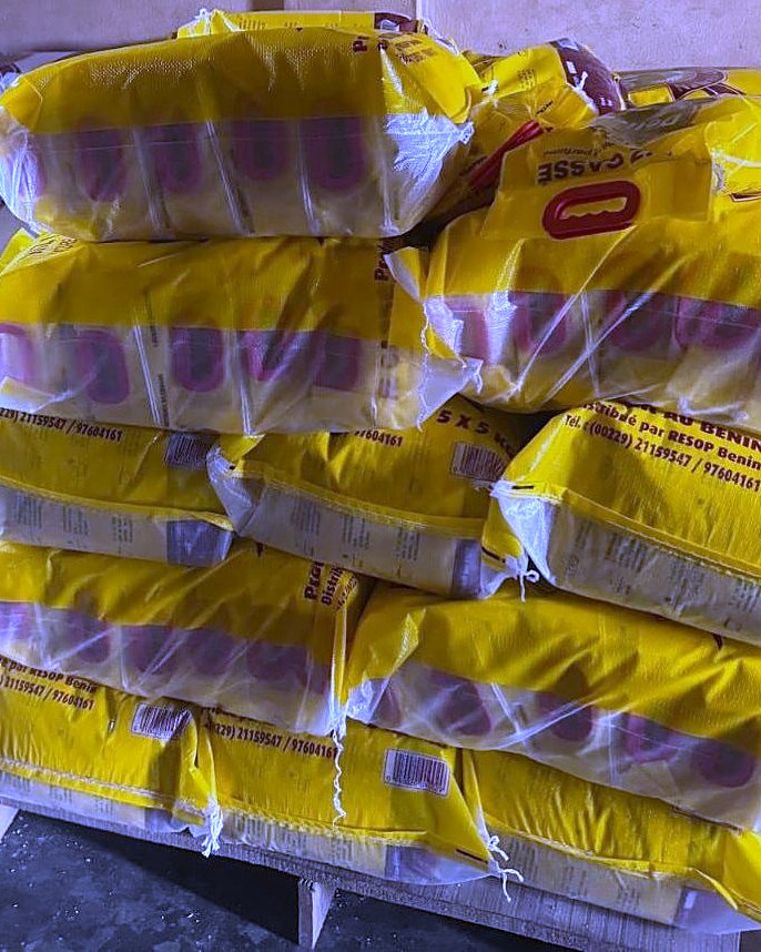 Sacs de riz cassé Délice empilés en magasin